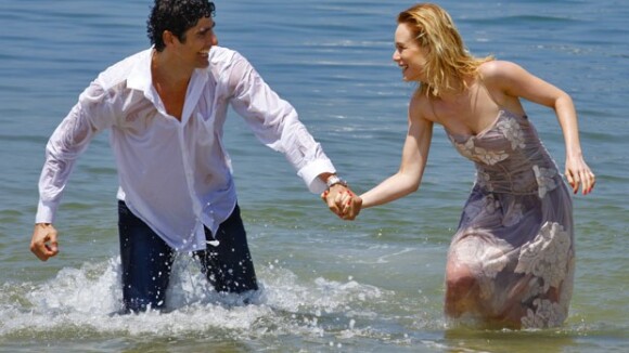Em 'Guerra dos Sexos', Nando (Giane) e Juliana (Ximenes) ficam juntos numa ilha