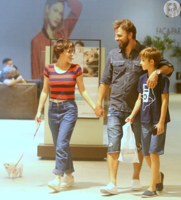 Fernanda Vasconcellos e Cássio Reis passearam com o filho do ator, Noah, de 10 anos, em shopping de São Conrado, nesta terça-feira, 27 de dezembro de 2018