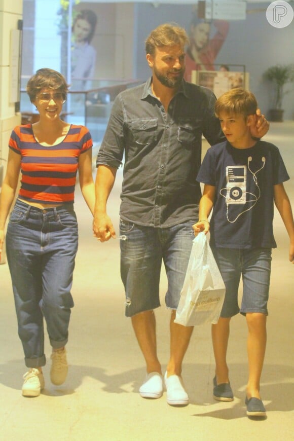 Cássio Reis exibiu novo visual em passeio com a namorada, Fernanda Vasconcellos, e o filho, Noah