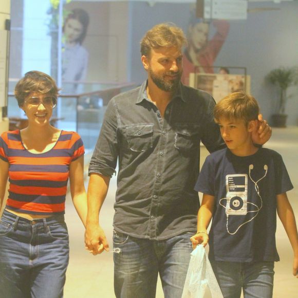 Cássio Reis exibiu novo visual em passeio com a namorada, Fernanda Vasconcellos, e o filho, Noah