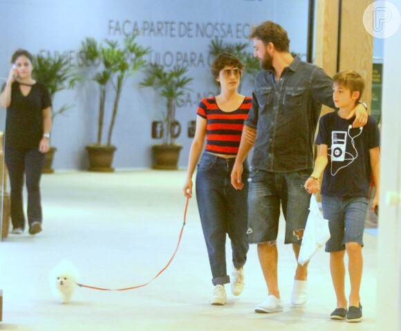 Fernanda Vasconcellos e Cássio Reis tiraram a noite para um passeio com o filho do ator, Noah