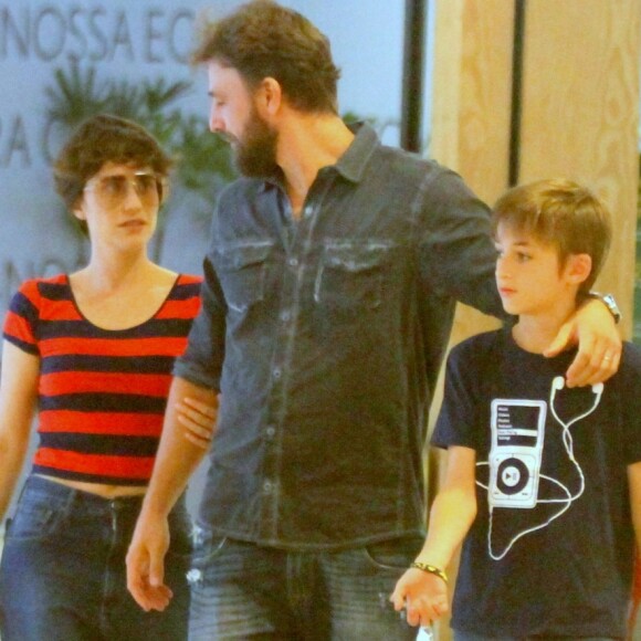 Fernanda Vasconcellos e Cássio Reis tiraram a noite para um passeio com o filho do ator, Noah