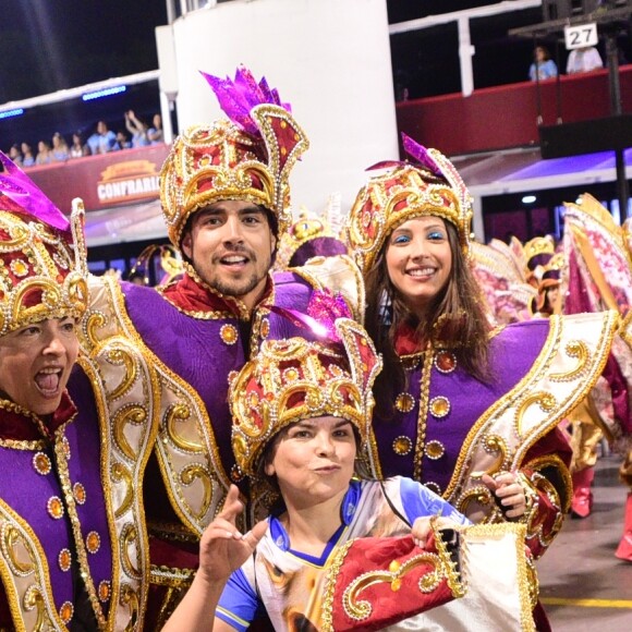 Caio Castro e a namorada, Mariana D'Ávila, desfilaram pela Águia de Ouro no carnaval