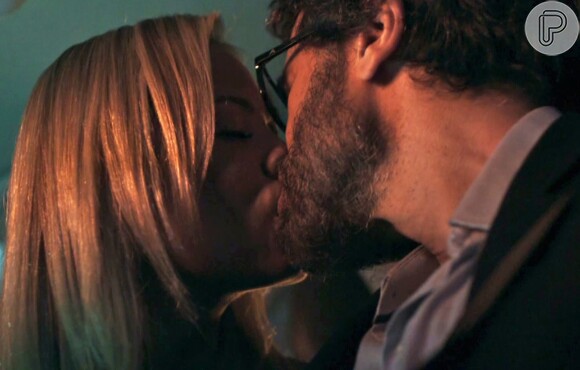 Suzy (Ellen Rocche) beija Samuel (Eriberto Leão) e os dois transam, na novela 'O Outro Lado do Paraíso'