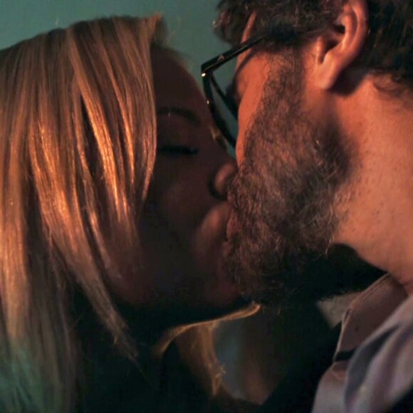 Suzy (Ellen Rocche) beija Samuel (Eriberto Leão) e os dois transam, na novela 'O Outro Lado do Paraíso'