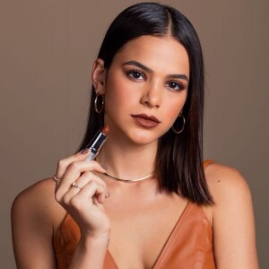 'O caramelo é um dos tons do próximo outono/inverno e é versátil, combina com tudo. Estou adorando usar', disse Bruna Marquezine