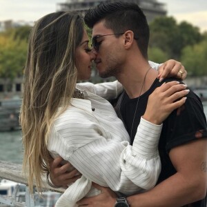 'Ela não assiste TV, muito menos novela. Ela é zero ciumenta, nunca me questionou', disse Arthur Aguiar