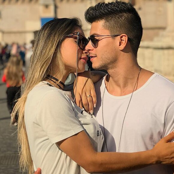 Arthur Aguiar e Mayra Cardi assumiram o relacionamento em julho de 2017