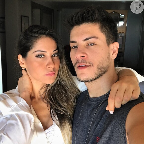 Arthur Aguiar respondeu um fã sobre sexo no casamento com Mayra Cardi no Instagram, nesta quarta-feira, 28 de fevereiro de 2018