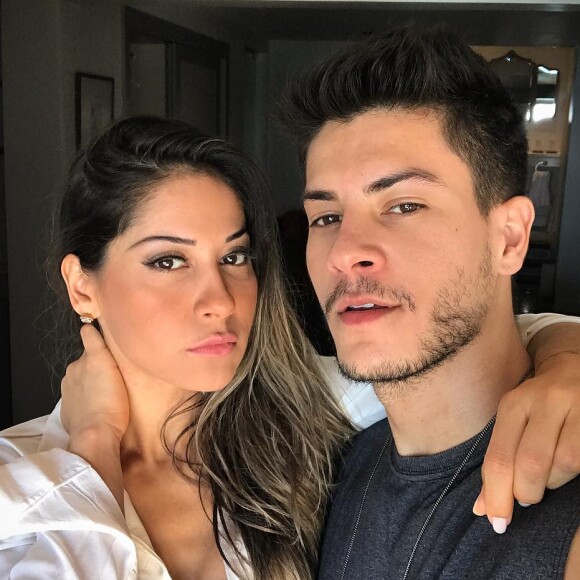 Arthur Aguiar respondeu um fã sobre sexo no casamento com Mayra Cardi no Instagram, nesta quarta-feira, 28 de fevereiro de 2018