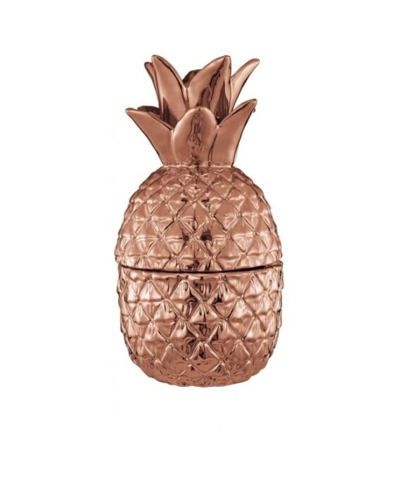 E que tal misturar tendências? O pote de abacaxi de cerâmica e cobre da Oia decor é vendido por R$ 110,95