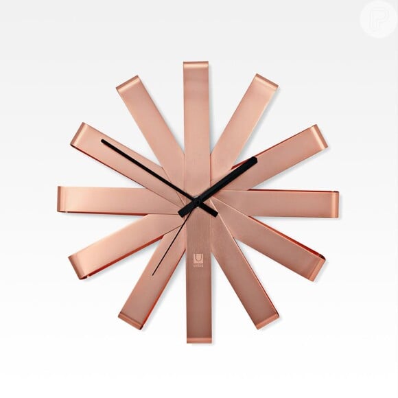 Produzido em aço com acabamento cobre, o relógio de parede da canadense Umbra está disponível na loja MO.D por R$ 198