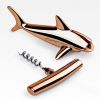 Dois em um: o tubarão-martelo criado pelo designer Alan Wisniewski é saca-rolhas e abridor de garrafas, e está disponível na loja MO.D por R$ 65