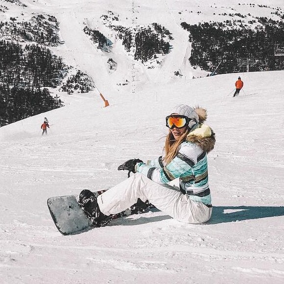 Aline Gotschalg postou fotos esquiando em Andorra durante a viagem