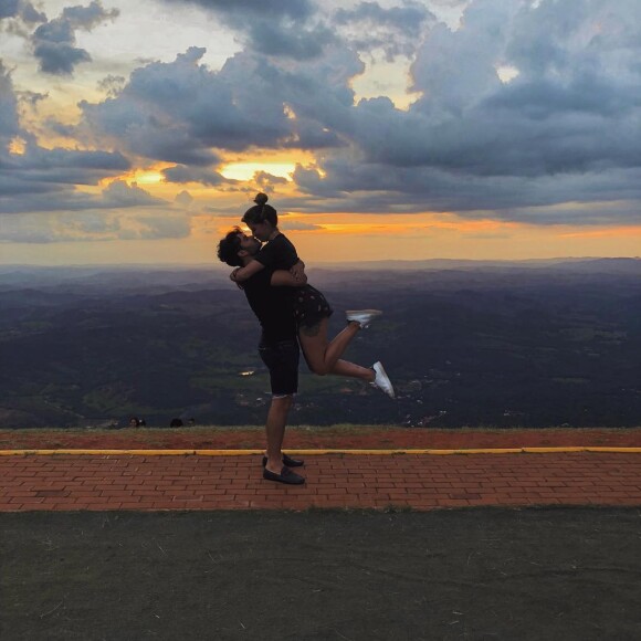 'Escolhi não me apoiar na maternidade para vender a imagem de mulher ideal e mãe exemplar... isso pode assustar algumas pessoas, mas sigo aqui... buscando minha felicidade, sabendo que Deus vê e sabe de tudo e agradecendo a cada segundo o filho maravilhoso', escreveu Aline Gotschalg