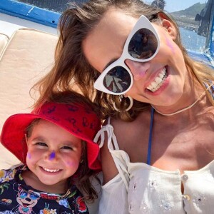 Deborah Secco, mãe de Maria Flor, contou que pretende ter mais filhos