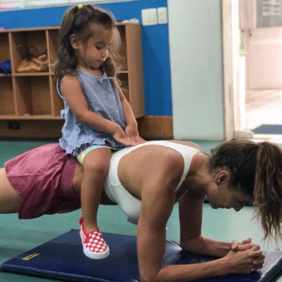 Mãe de Maria Flor, Deborah Secco mantém a boa forma com exercícios físicos