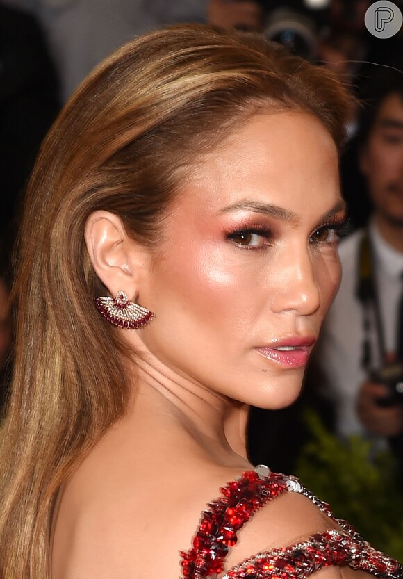 Jennifer Lopez apareceu linda usando o iluminador, que pode ser aplicado com as mãos ou com pincel, dependendo de qual tipo de produto você usará