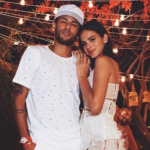 No Brasil, Neymar posta foto de mãos dadas com a namorada, Bruna Marquezine