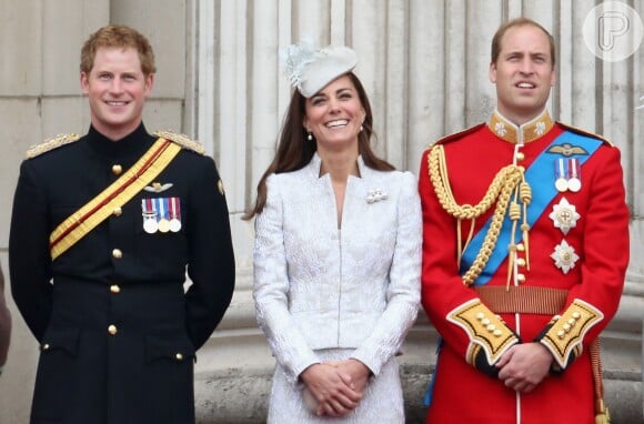 Kate Middleton esbanja bom humor ao lado dos príncipes William e Harry