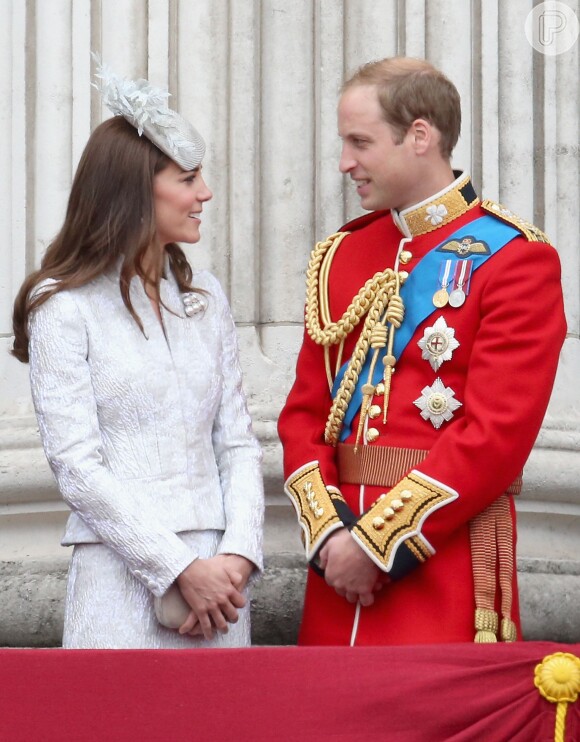 Kate Middleton conversa com o marido, príncipe William, em evento da família real