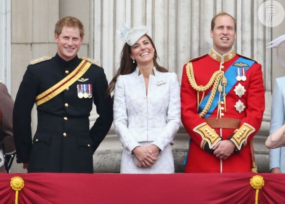 Kate Middleton celebra o aniversário da rainha Elizabeth II e se diverte na cerimônia oficial ao lado dos príncipes William e Harry (14 de junho de 2014)