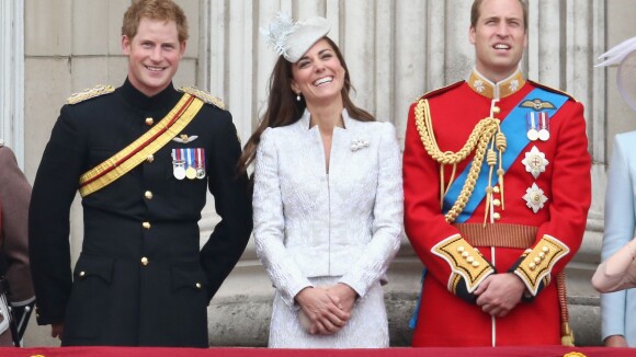 Kate Middleton esbanja bom humor em evento oficial com príncipes William e Harry