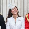 Kate Middleton é fotografada aos risos em evento da família real