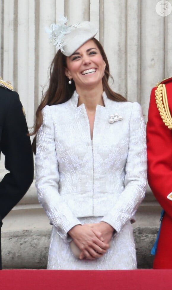 Kate Middleton é fotografada aos risos em evento da família real