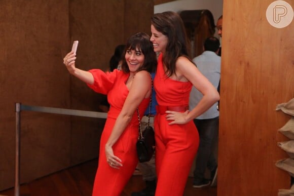 Alessandra Negrini e Agatha Moreira usaram o mesmo macacão vermelho de Cris Barros na festa de lançamento da novela 'Orgulho e Paixão'