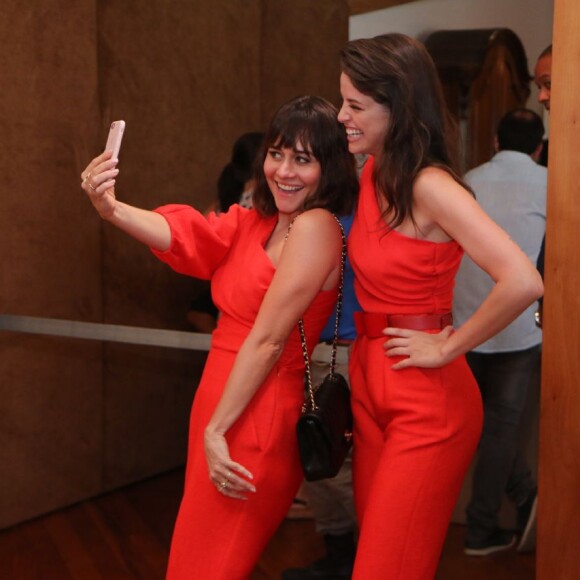 Alessandra Negrini e Agatha Moreira usaram o mesmo macacão vermelho de Cris Barros na festa de lançamento da novela 'Orgulho e Paixão'