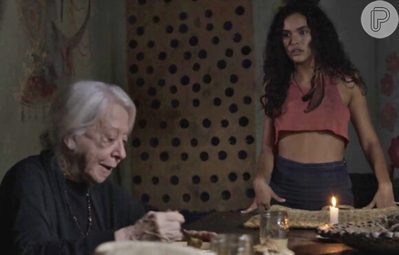 Cleo (Giovana Cordeiro) se espanta com a fala da avó, Mercedes (Fernanda Montengro), na novela 'O Outro Lado do Paraíso': 'Você sempre disse que minha mãe tava morta'
