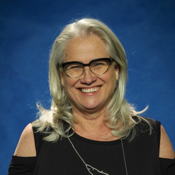 Vera Holtz critica individualidade no casamento: 'As gerações estão com mais dificuldades de dividir a vida. É tudo muito pautado na individualidade. Todo mundo casou com o telefone hoje em dia'