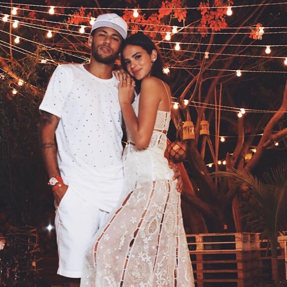 Bruna Marquezine registrou momento de carinho em Neymar na mansão do jogador em Mangaratiba