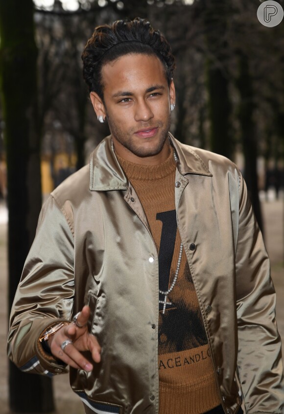 Neymar será submetido a uma cirurgia para corrigir a fratura no quinto metatarso do pé direito