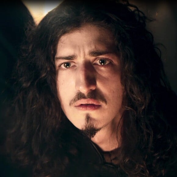 Rodolfo (Johnny Massaro) pede para conseguirem um homem capaz de levar a mulher, Lucrécia (Tatá Werneck), a cometer adultério, no capítulo capítulo de segunda-feira, 12 de março de 2018, da novela 'Deus Salve o Rei'