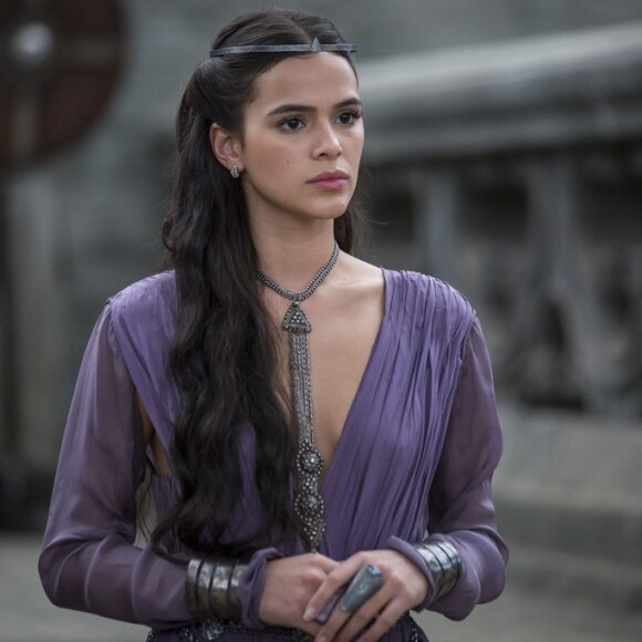 Catarina (Bruna Marquezine) é confrontada por Lucrécia (Tatá Werneck), no capítulo de sábado, 17 de março de 2018, da novela 'Deus Salve o Rei'