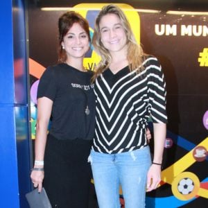 Fernanda Gentil e a namorada, Priscila Montandon, prestigiaram o show da dupla Jorge e Mateus na noite desta sexta-feira, 3 de fevereiro de 2018