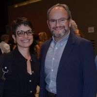 Sandra Annenberg e Ernesto Paglia prestigiam show da turnê de Chico Buarque