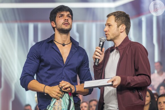 Ex-participante do 'Big Brother Brasil 18', Lucas segue usando aliança de noivado