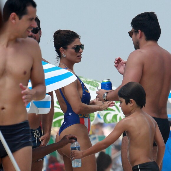 Juliana Paes conversou com amigos na praia