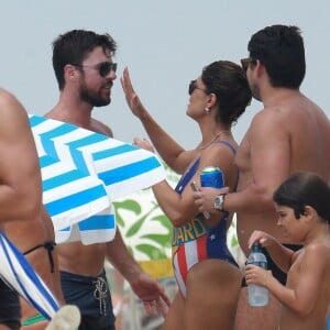 Juliana Paes colocou o bronzeado em dia