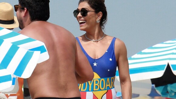 Juliana Paes usa maiô fio-dental em dia na praia com marido e filhos. Fotos!