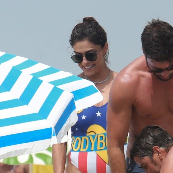 Juliana Paes brincou com os filhos na areia