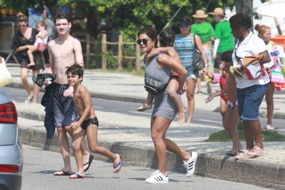 Juliana Paes atravessou a rua com Antônio nas suas costas