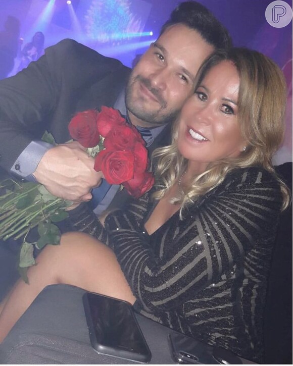 Zilu Camargo publicou neste sábado, 3 de março de 2018, uma foto recebendo flores do empresário Marco Ruggiero e legendou: 'Coração em festa'