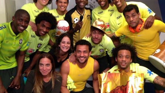 Neymar, Hulk, Fred, Felipão e mais jogadores cantam pagode no 'Esquenta'