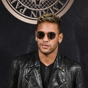 Neymar sofreu uma fratura no quinto metatarso durante a vitória por 3 a 0 sobre o Olympique de Marselha
