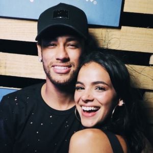 Bruna Marquezine embarcou em jatinho com namorado, Neymar, após o jogador ter alta hospitalar neste domingo, 4 de março de 2018