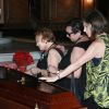 Nicette Bruno e as filhas se emocionaram na frente do caixão de Tônia Carrero